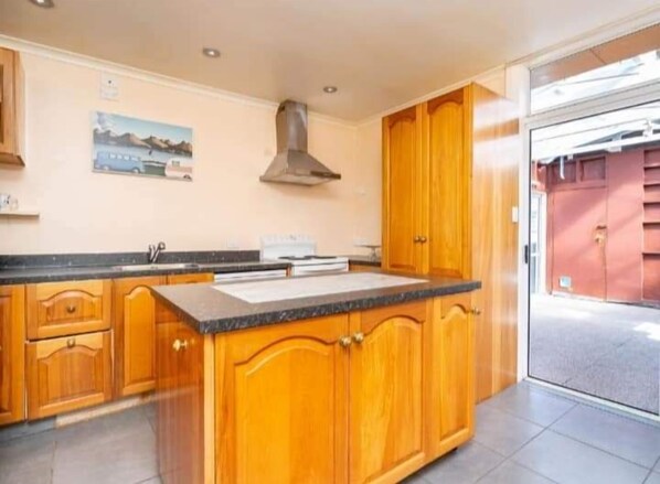 Full-sized fridge, microwave, oven, stovetop - Lioness B&B  (Dunedin)