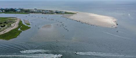 Beach nearby, windsurfing, motor boating, fishing