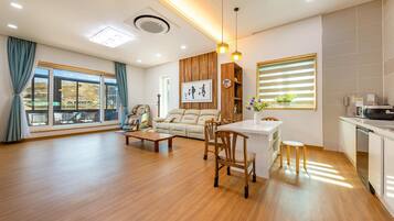 Basic Room, 3 Bedrooms (dogchae) | 3 bedrooms, free WiFi