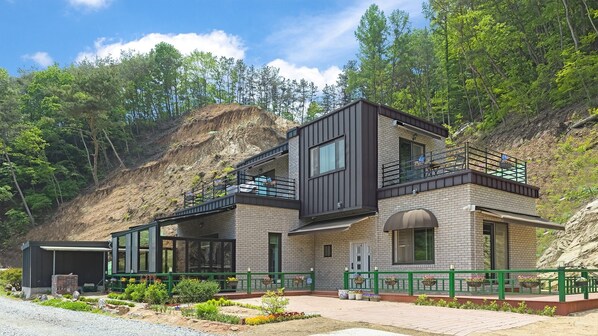 Basic Room, 3 Bedrooms (dogchae) | 3 bedrooms, free WiFi - Chungnam Cheong-yang Ekohillinghauseu (Cheongyang)