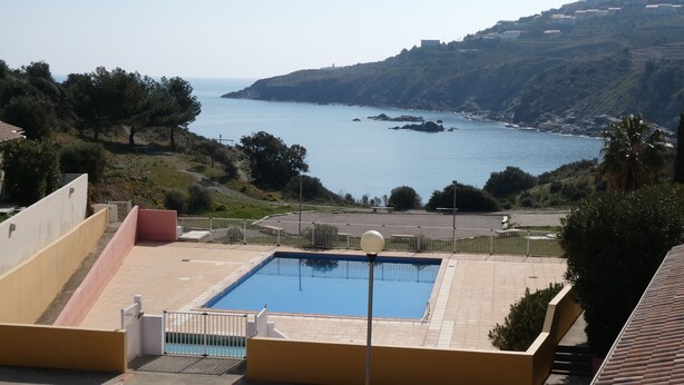 Una piscina con vista sul mare e sulle colline.