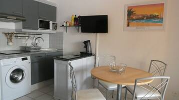 Réfrigérateur, micro-ondes, plaque de cuisson, cafetiÚre/bouilloire