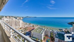Un hotel frente al mar con vistas, varias construcciones y una zona de piscina.