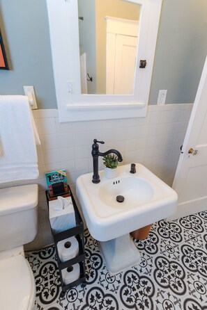 Towels, soap, shampoo, toilet paper