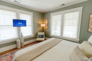 2 soverom, skrivebord, strykejern/-brett og wi-fi (inkludert)