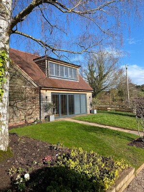 Exterior - Wonderful rural idyll with glorious views and Yamaha baby grand piano (Ledbury)
