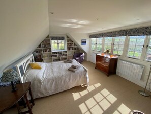 1 bedroom, iron/ironing board, travel crib, free WiFi - Wonderful rural idyll with glorious views and Yamaha baby grand piano (Ledbury)