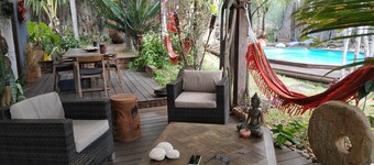 BAS DE VILLA cosy, wooded garden with swimming pool, very quiet, town center.