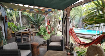 BAS DE VILLA cosy, wooded garden with swimming pool, very quiet, town center.