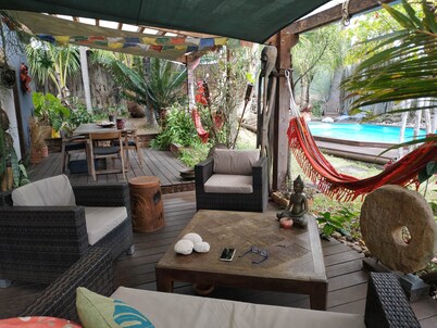 BAS DE VILLA cosy, wooded garden with swimming pool, very quiet, town center.