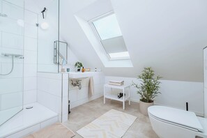 Estudio Confort | Baño | Regadera, secadora de cabello, toallas, jabón 