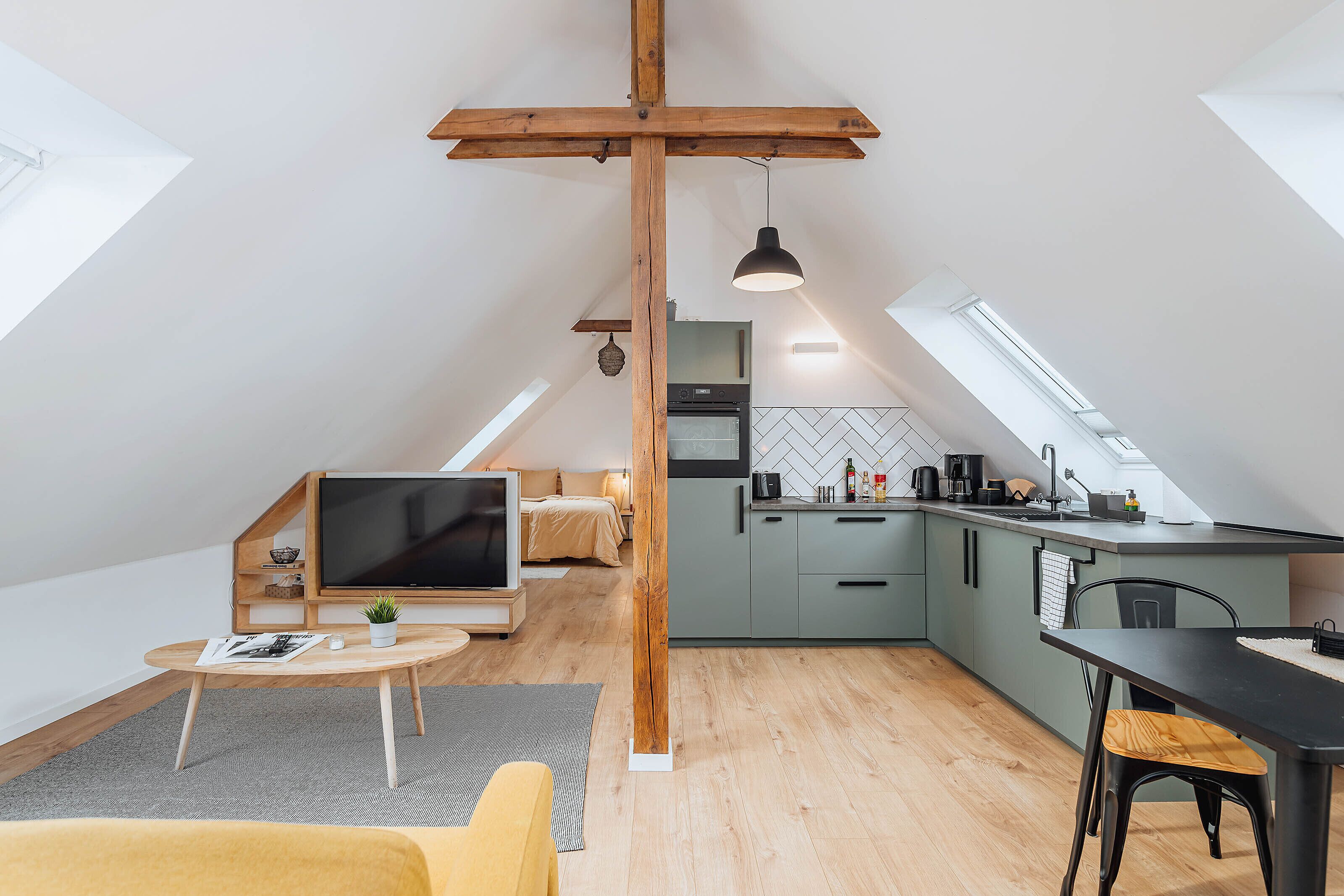 Un loft moderno con cocina, comedor y sala de estar.