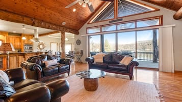 Smart TV, chimenea, reproductor de DVD y futbolito