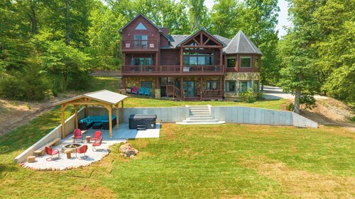Lakefront Lodge / Cabin / Retreat - Huge Niangua Frontage w/ Beach