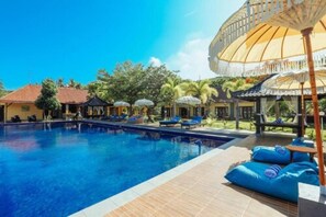 Outdoor pool, pool loungers - Grand Ball Beach Garden (Penida Island)