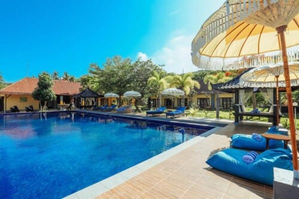 Piscina externa, espreguiçadeiras