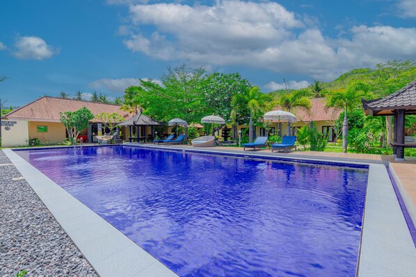 Outdoor pool, pool loungers