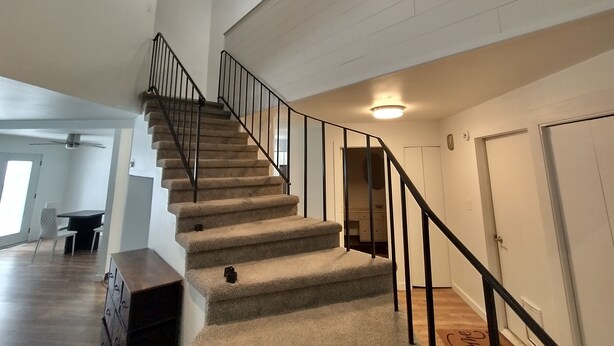 Un escalier au design moderne, menant à l’étage supérieur.