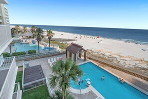 Een binnenzwembad en een verwarmd zwembad