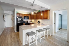 Réfrigérateur, four à micro-ondes, un four, surface de cuisson