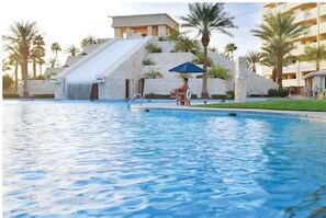 Outdoor pool - Cancun Resort LAS Vegas - 2 Bedroom , 1 Bath Condo (Las Vegas)