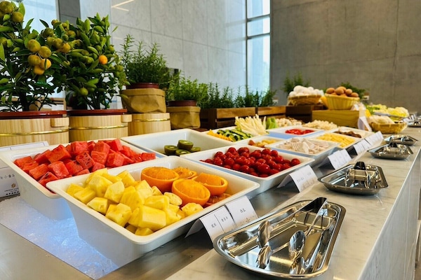 Se ofrece un desayuno autoservicio (605 TWD por persona)