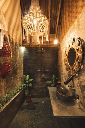 Casa de árbol tradicional (Magical Modern Bamboo Treehouse) | Baño | Secadora de cabello y toallas 
