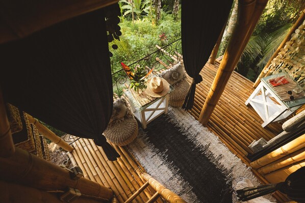 Casa de árbol tradicional (Magical Modern Bamboo Treehouse) | Decoración personalizada, muebles diferentes y wifi gratis
