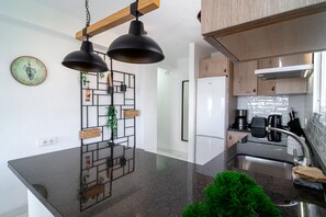 Een koelkast, een magnetron, een oven, een vaatwasser