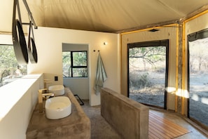 Kiepersol Couple Tent | Bathroom | Separate bathtub and shower, deep-soaking bathtub, rainfall showerhead