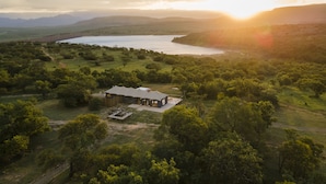 Una casa con un amplio balcón y vistas a un lago y montañas.