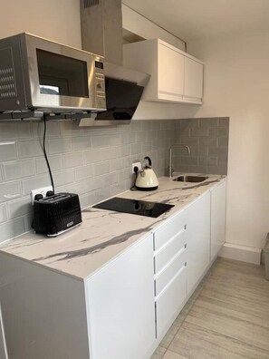 Fridge, microwave, stovetop, dishwasher