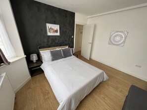 1 habitación, tabla de planchar con plancha, wifi y ropa de cama
