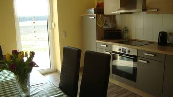 Een koelkast, een magnetron, een oven, een kookplaat
