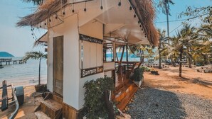 A small beachside bar with a thatched roof and a sign reading "Bannang Bar". - Banmae Resort Kohchang (Ko Chang)