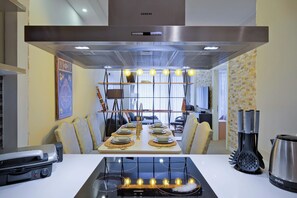 Departamento Deluxe | Cocina privada | Refrigerador, parrilla de estufa, lavavajillas y utensilios de cocina 