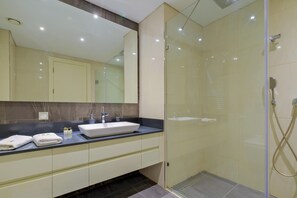 Deluxe Apartment, 1 Bedroom | Bathroom | Free toiletries, hair dryer, towels, toilet paper - Petek Residence by NewInn (Istanbul)