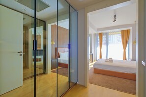 Apartamento luxo, 1 quarto | 2 quartos, roupas de cama premium, cofres nos quartos