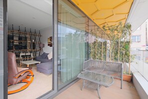 Deluxe Apartment | Terrace/patio - Petek Residence by NewInn (Istanbul)