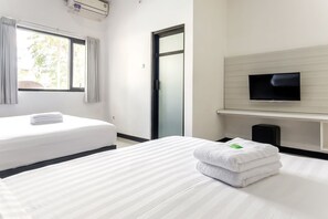 Family Quadruple Room | Free WiFi - TwoSpaces Living at Panorama Villas (Batu)
