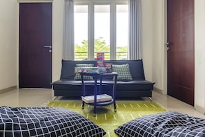 Suite | Living area | 32-inch LCD TV with digital channels, TV - Mono Coliving Panorama, Batu (Batu)