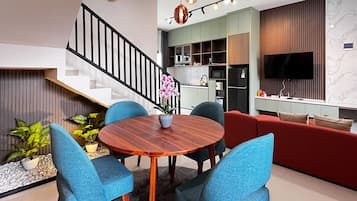 Perushuvila | Oleskelualue | 32–tuumainen LCD-televisio, jossa digitaalikanavat