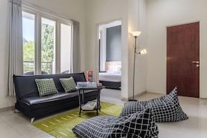 Suite | Living area | 32-inch LCD TV with digital channels, TV - Mono Coliving Panorama, Batu (Batu)