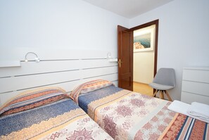 1 quarto, ferros/tábuas de passar roupa, roupa de cama