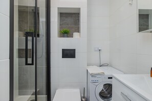 ห้องคอมฟอร์ทสตูดิโอสวีท | ห้องน้ำ | ฝักบัว, ไดร์เป่าผม, ผ้าเช็ดตัว