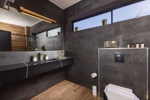 Suite, Jetted Tub, Beach View | Bilik Mandi | Pancuran mandi, pengering rambut, jubah mandi, tuala disediakan 