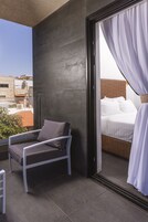 Minibar, caja de seguridad en la habitación y escritorio 