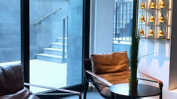 Coin salon dans le hall
