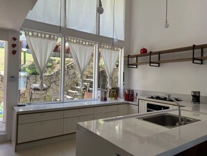 Geladeira, micro-ondas, fogão, cooktop