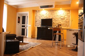 ファミリー アパートメント | リビング エリア | 薄型テレビ、DVD プレーヤー